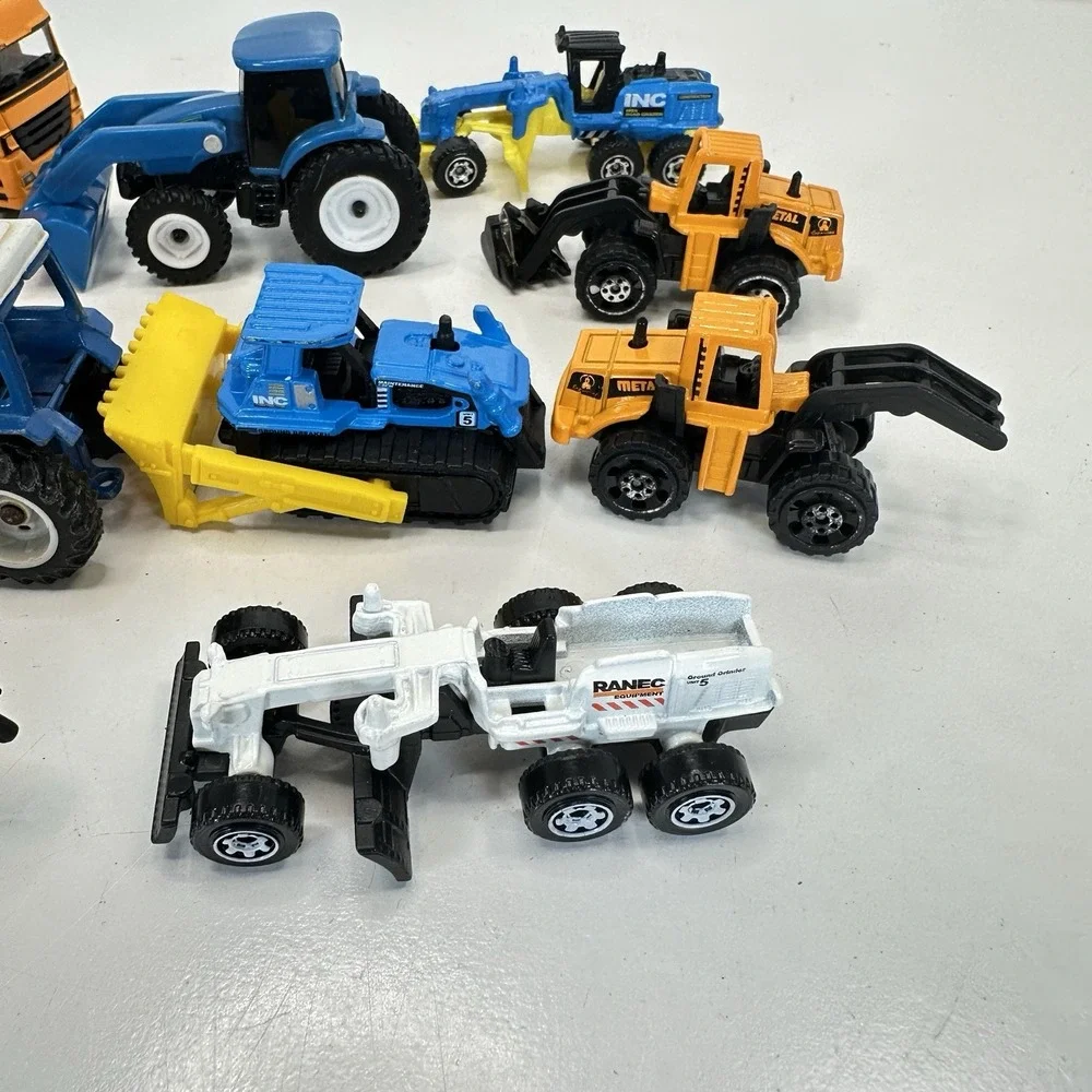 Diecast Construction Vehicle Lot of 13 Play Set Boy Toy 1 in to 2 in